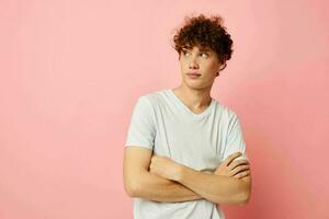 vent met rood gekruld haar- poseren jeugd stijl wit t-shirt geïsoleerd achtergrond ongewijzigd foto