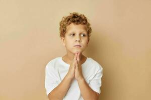 schattig weinig jongen kinderen stijl mode emoties kinderjaren ongewijzigd foto