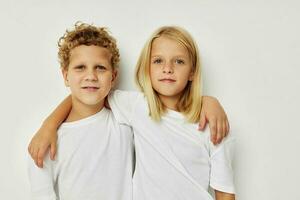 jongen en meisje vriendschap poseren samen kinderjaren ongewijzigd foto