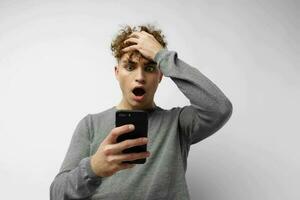 knap jong Mens met een telefoon in hand- communicatie levensstijl ongewijzigd foto