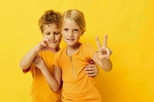 jongen en meisje knuffelen mode kinderjaren vermaak geïsoleerd achtergrond ongewijzigd foto