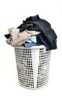 ongewassen kleding in mand foto