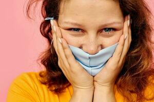 vrolijk vrouw medisch gezicht masker grijns emoties detailopname roze achtergrond ongewijzigd foto