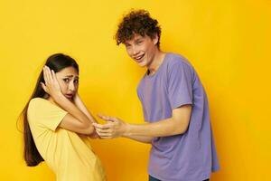 portret van een Mens en een vrouw vriendschap poseren pret studio geel achtergrond ongewijzigd foto