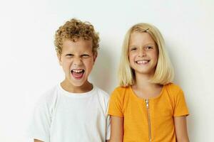 jongen en meisje vriendschap samen poseren emoties geïsoleerd achtergrond ongewijzigd foto
