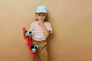 schattig meisje in blauw petten gestreept t-shirt vermaak geïsoleerd achtergrond foto