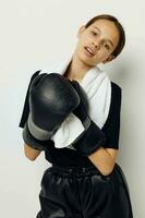 foto mooi meisje in zwart sport- uniform boksen handschoenen handdoek geïsoleerd achtergrond