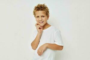 schattig weinig jongen glimlach in wit t-shirt kinderjaren ongewijzigd foto