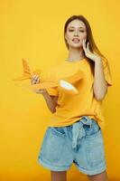 portret van een jong vrouw poseren geel vliegtuig in de handen van pret levensstijl ongewijzigd foto