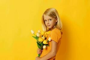 weinig meisje met blond haar- met een boeket van geel bloemen Aan een geel achtergrond foto