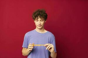 schattig roodharig vent in geel bril Purper t-shirt emoties jeugd stijl foto