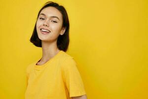 foto mooi meisje geel t-shirt zomer stijl hand- gebaar geïsoleerd achtergrond