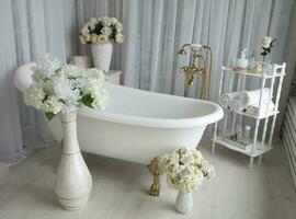 de interieur van een mooi badkamer in een luxueus stijl. foto
