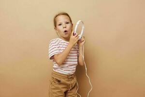 meisje in een gestreept t-shirt hoofdtelefoons muziek- pret foto