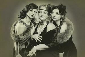 zwart en wit fotograaf van mooi Dames in de stijl van Jaren 20 of jaren '30 foto