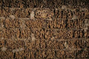 een oud steen muur, de facade van de gebouw. abstract structuur achtergrond foto