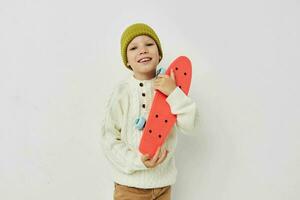 mooi jong meisje elegant kleren skateboard kinderjaren ongewijzigd foto