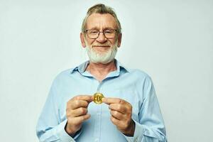 ouderen Mens cryptogeld bitcoin investering geïsoleerd achtergrond foto