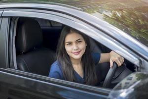 aantrekkelijke zakenvrouw haar auto rijden foto