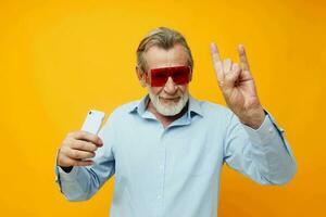 portret ouderen Mens blauw overhemden met bril duurt een selfie ongewijzigd foto