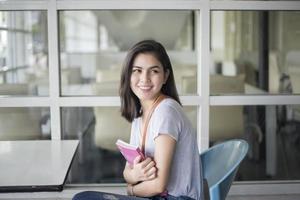 een portret van een Aziatische universiteitsstudent op de campus foto