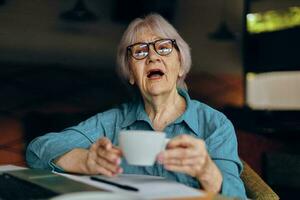 een zakenvrouw documenten werk vel van papier en pen freelancer werken ongewijzigd foto