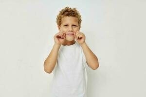 schattig weinig jongen in een wit t-shirt poseren pret levensstijl ongewijzigd foto