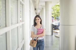 een portret van een Aziatische universiteitsstudent op de campus foto