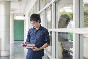 een portret van een Aziatische universiteitsstudent op de campus foto