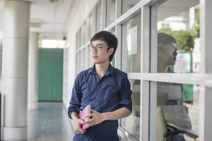 een portret van een Aziatische universiteitsstudent op de campus foto