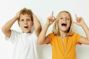 schattig peuter- kinderen gewoontjes kleren poseren emoties studio geïsoleerd achtergrond ongewijzigd foto