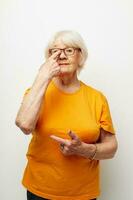 foto van gepensioneerd oud dame Gezondheid levensstijl bril behandeling licht achtergrond