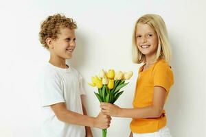 klein kinderen pret verjaardag geschenk verrassing boeket van bloemen geïsoleerd achtergrond ongewijzigd foto