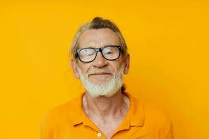 een ouderen Mens met bril in een geel t-shirt met bril detailopname foto