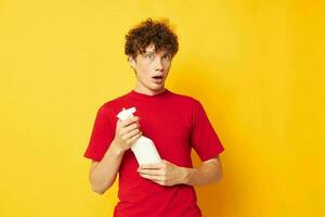 portret van een jong gekruld Mens wasmiddelen huis zorg poseren geel achtergrond ongewijzigd foto