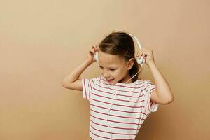 mooi jong meisje hoofdtelefoons vermaak emoties levensstijl ongewijzigd foto