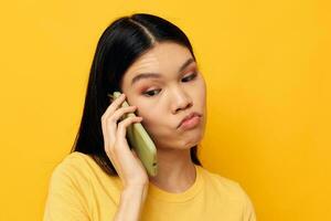 portret Aziatisch mooi jong vrouw pratend Aan de telefoon poseren technologie monochroom schot foto