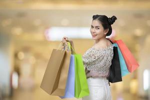 aantrekkelijke shopper vrouw met boodschappentassen foto