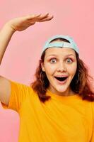 vrolijk vrouw in een geel t-shirt en blauw pet poseren emoties bijgesneden visie ongewijzigd foto