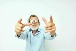 portret van gelukkig senior Mens levensstijl poseren hand- gebaar geïsoleerd achtergrond foto