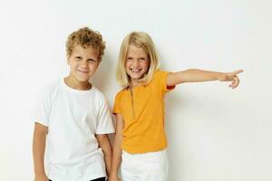 schattig elegant kinderen pret gebaren met handen emoties kinderjaren licht achtergrond foto