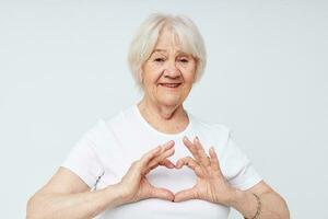 foto van gepensioneerd oud dame glimlach hand- gebaar geïsoleerd achtergrond