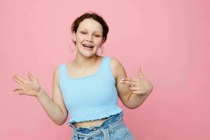 mooi vrouw blauw t overhemd hand- gebaren emotie levensstijl ongewijzigd foto