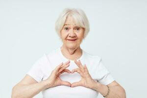 emotioneel ouderen vrouw in een wit t-shirt bijgesneden visie foto