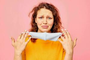 portret van een jong vrouw medisch gezicht masker grijns emoties detailopname bijgesneden visie ongewijzigd foto