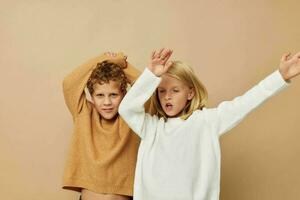 schattig elegant kinderen knuffel vermaak poseren vriendschap levensstijl ongewijzigd foto