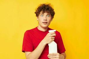 vent met rood gekruld haar- wasmiddel poseren emotie geïsoleerd achtergrond ongewijzigd foto