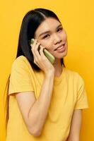 vrouw met Aziatisch uiterlijk pratend Aan de telefoon poseren technologie monochroom schot foto