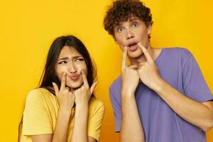 tieners gewoontjes kleren poseren emoties capriolen geïsoleerd achtergrond ongewijzigd foto