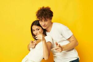 portret van een Mens en een vrouw staand kant door kant in wit t-shirts poseren levensstijl ongewijzigd foto